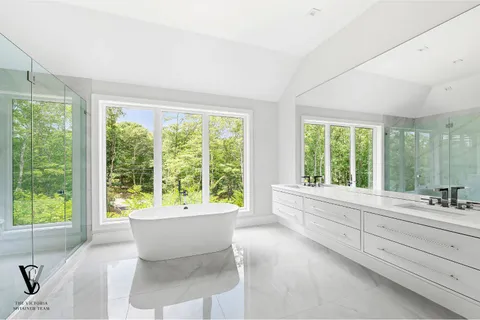 $6,395,000 | 2061 Deerfield Road, Sag Harbor, NY 11963