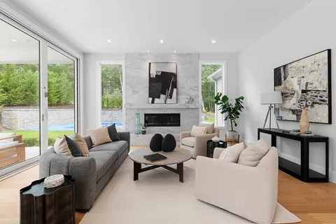 $6,395,000 | 2061 Deerfield Road, Sag Harbor, NY 11963