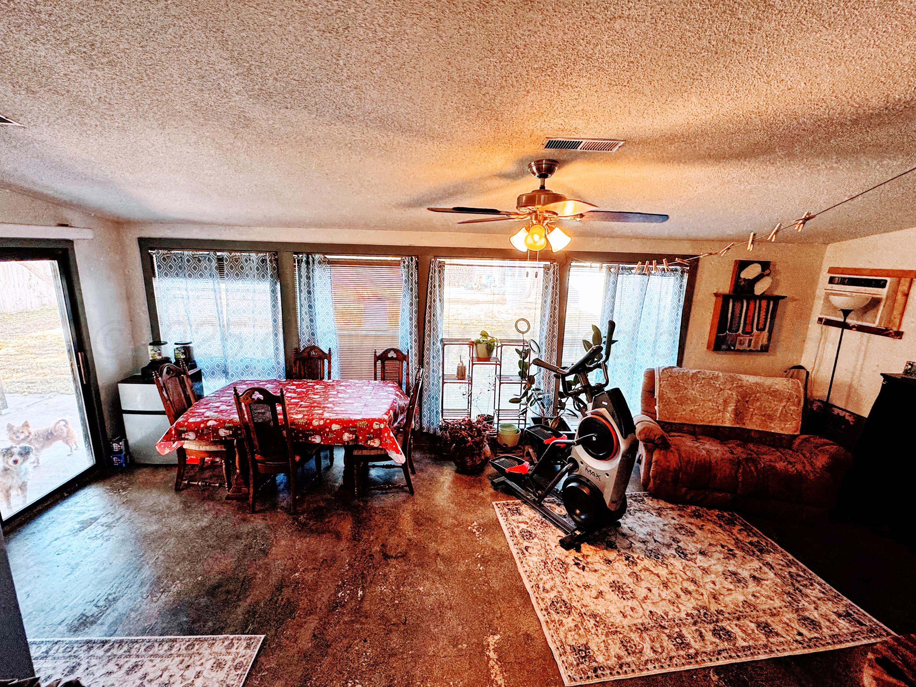1202 South Grinnell Street Perryton, TX 79070 - Photo 11 of 15 1202 Grinnell dining room