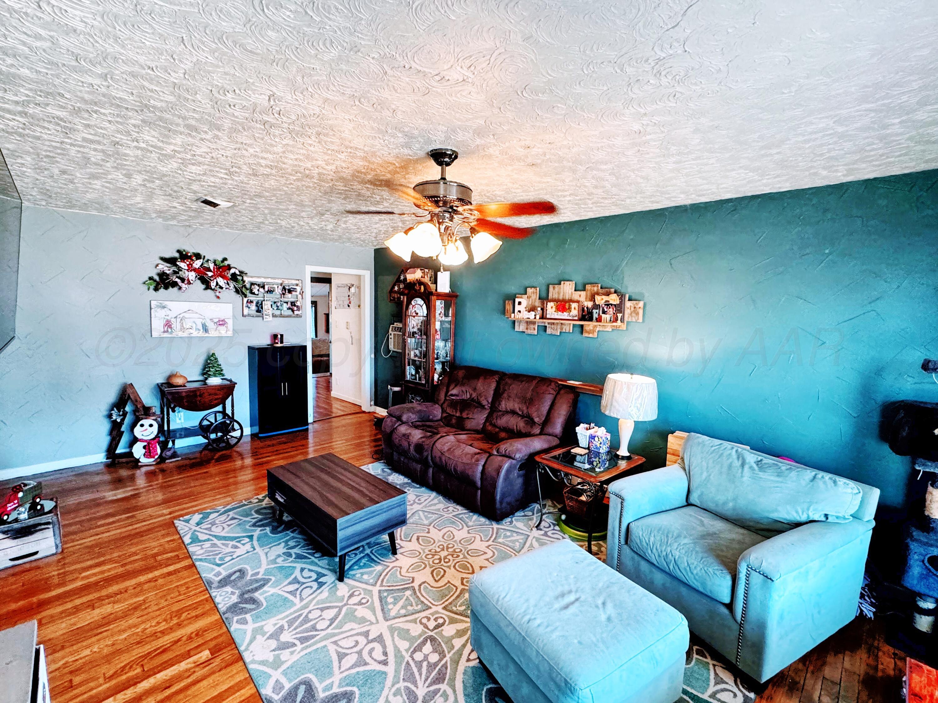 1202 South Grinnell Street Perryton, TX 79070 - Photo 2 of 15 1202 Grinnell living room