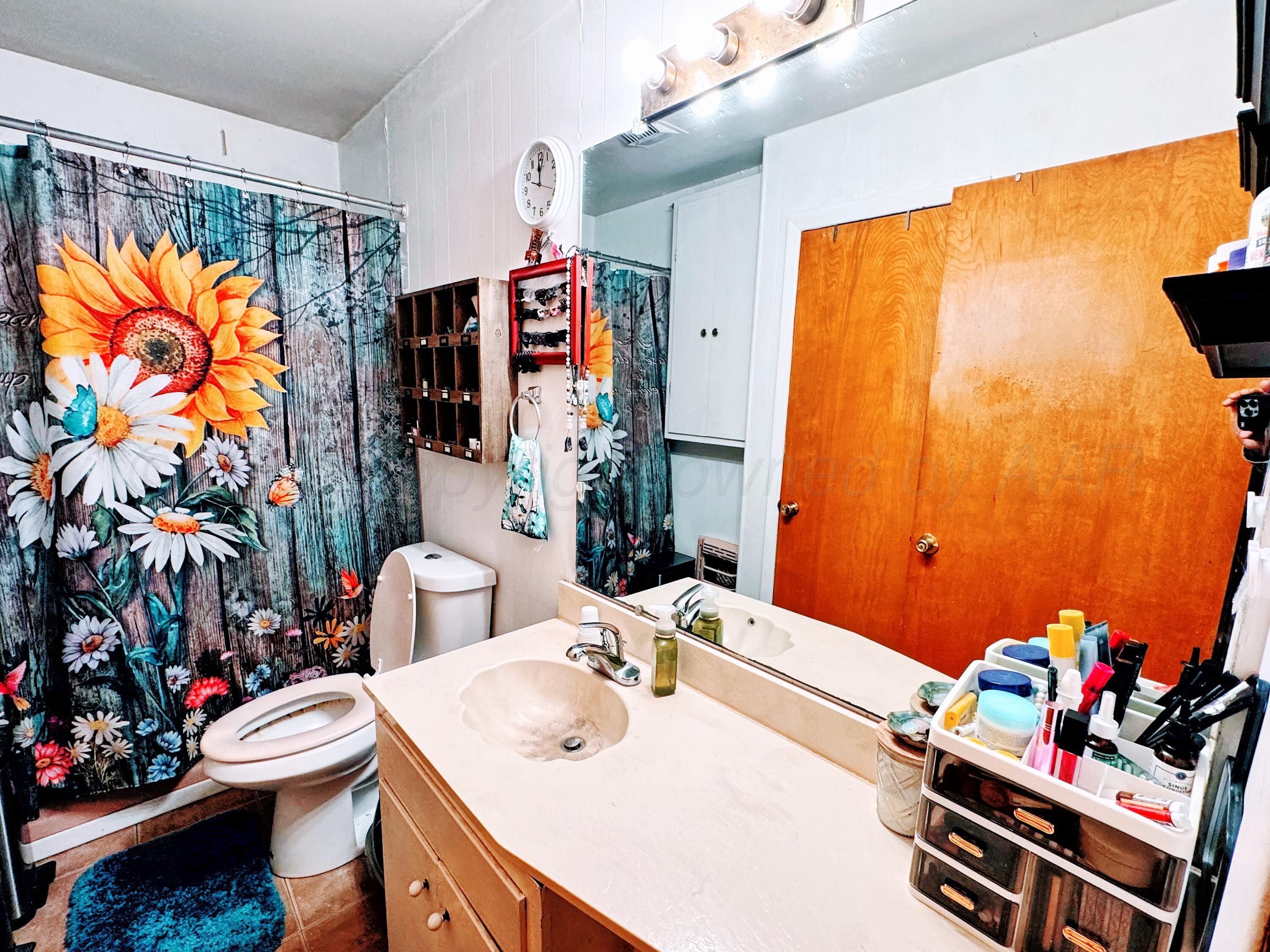 1202 South Grinnell Street Perryton, TX 79070 - Photo 6 of 15 1202 Grinnell bathroom