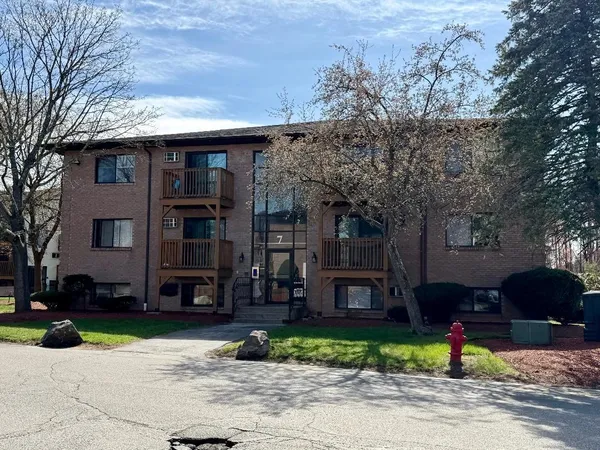 $1,950 | 7 Lancelot Court, Unit 8, Salem, NH 03079