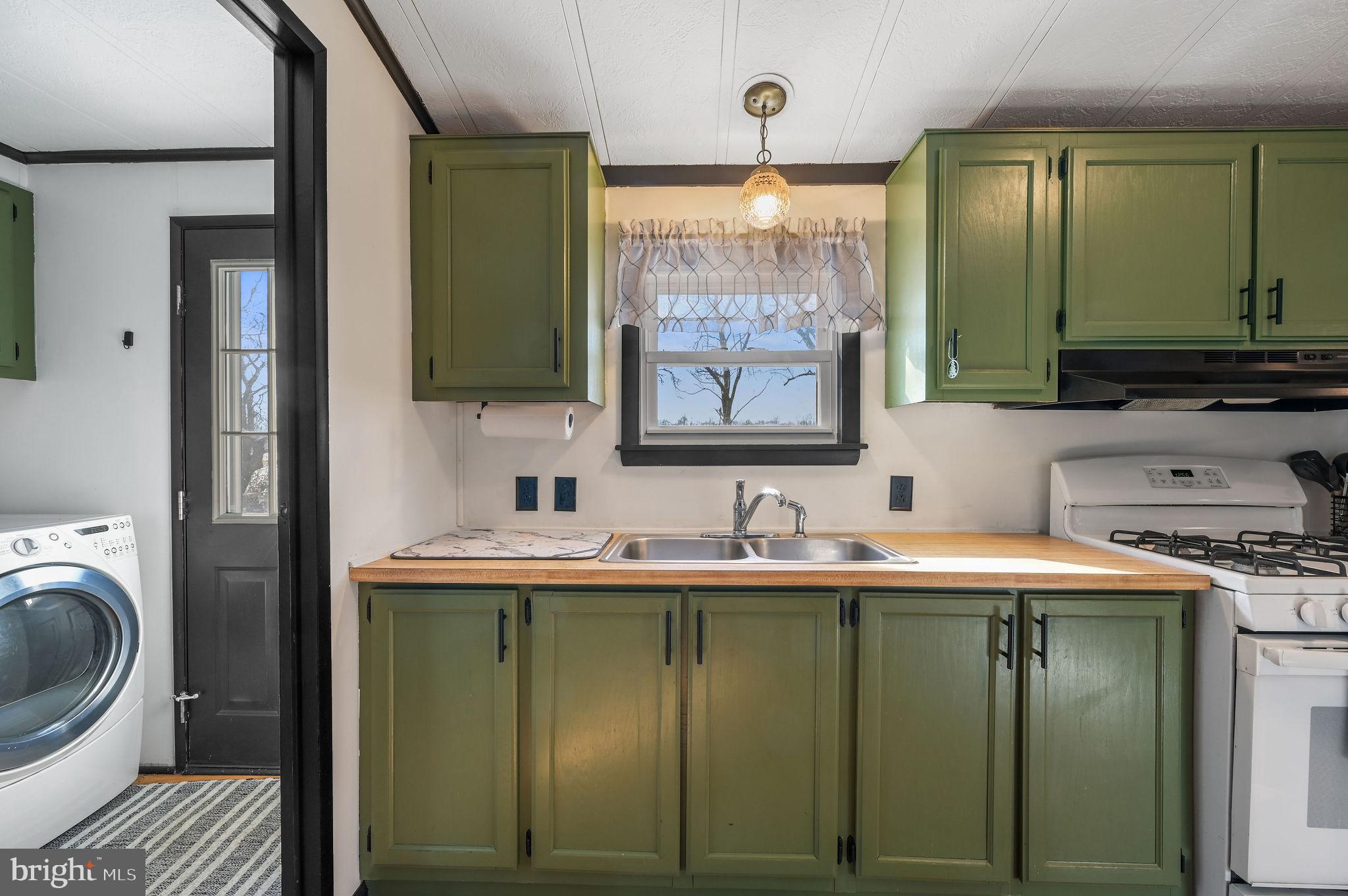 7611 Canterbury Road Felton, DE 19943 - Photo 13 of 26 kitchen/back door