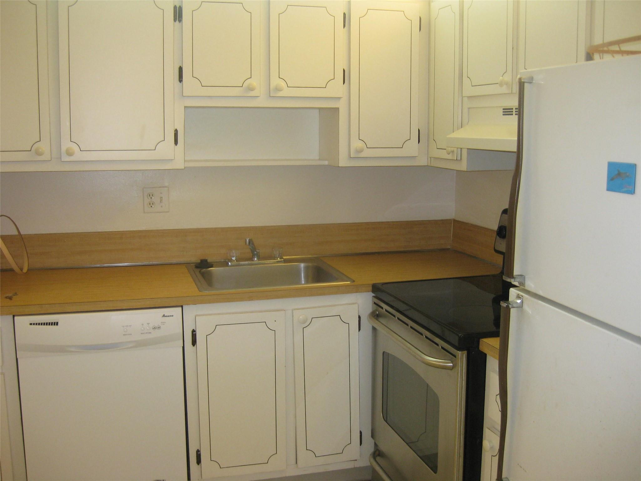 9370 Southwest 8th Street, Unit 320 Boca Raton, FL 33428 - Photo 3 of 12 kitchen