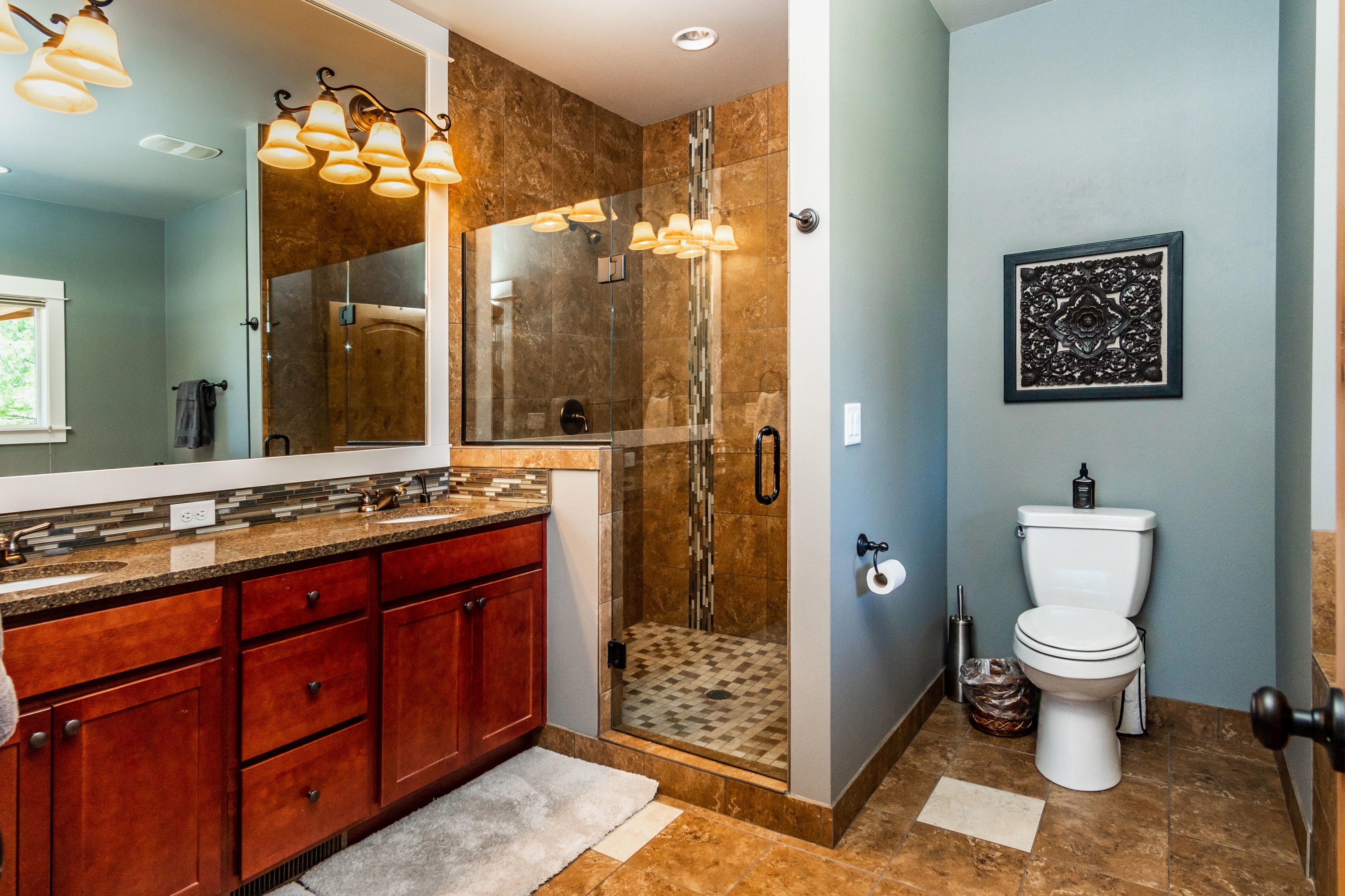 19525 Apache Road Bend, OR 97702 - Photo 18 of 47 a spacious bathroom with a toilet sink and shower