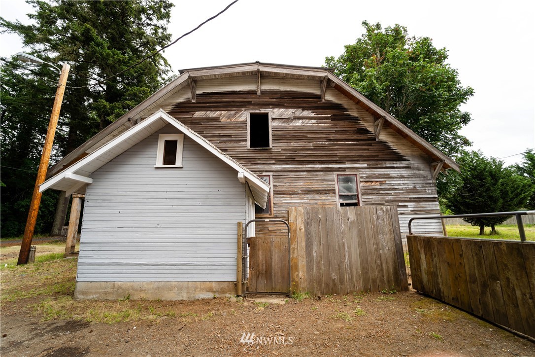 237 Hatchery Road Chehalis, WA 98532 - Photo 10 of 30 a front view of a house with a garden