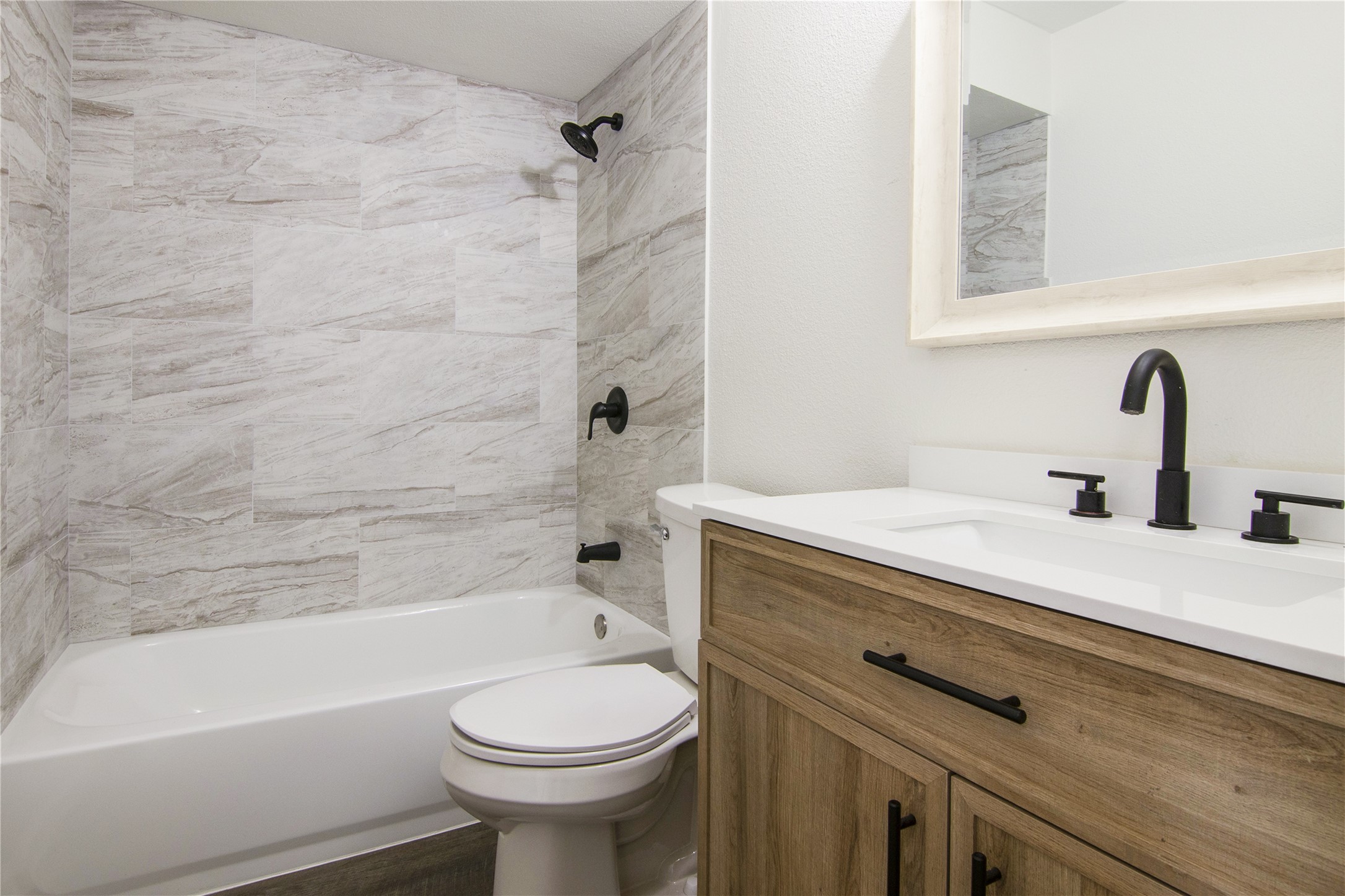 6401 Deihl Road, Unit 606 Houston, TX 77092 - Photo 14 of 21 a bathroom with a sink a toilet and a bathtub