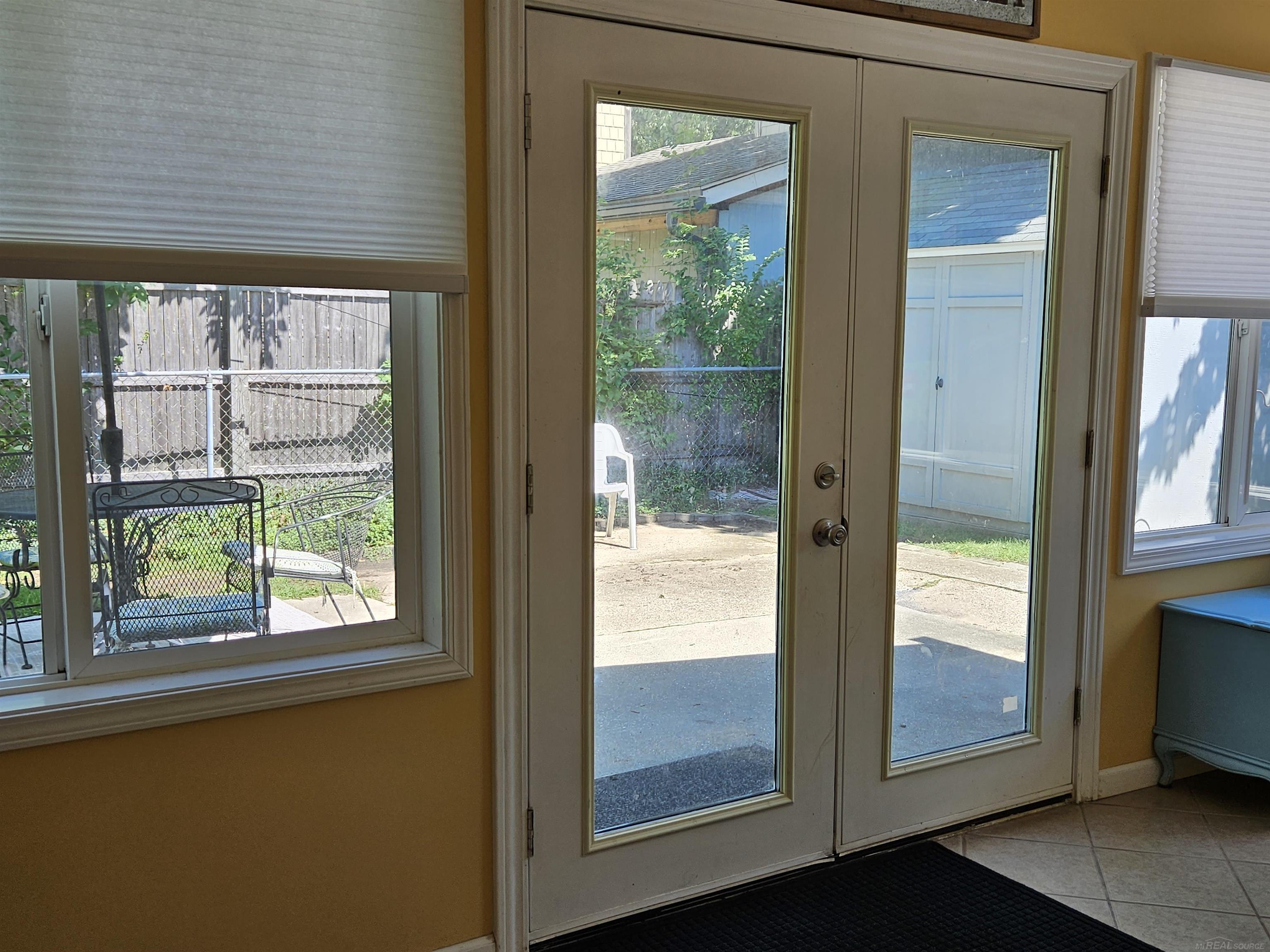 5264 Lakeshore Road Fort Gratiot, MI 48059 - Photo 8 of 25 50118385-7.JPG