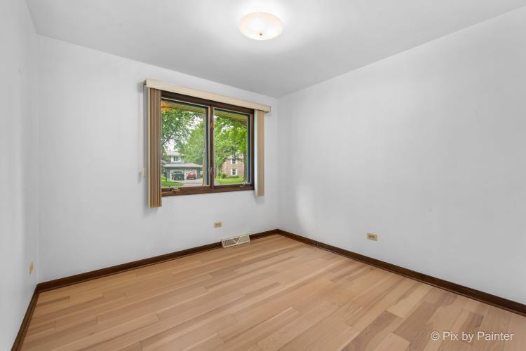 195 Westgate Drive Elgin, IL 60123 - Photo 20 of 39 an empty room with a window