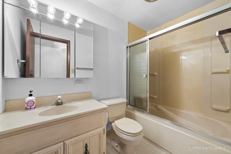 195 Westgate Drive Elgin, IL 60123 - Photo 21 of 39 a bathroom with a sink a toilet and shower