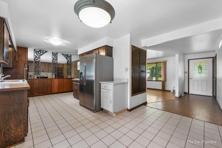 195 Westgate Drive Elgin, IL 60123 - Photo 3 of 39 a view of a kitchen with furniture and an empty room