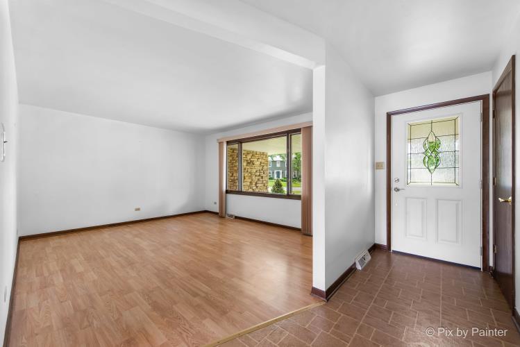 195 Westgate Drive Elgin, IL 60123 - Photo 4 of 39 an empty room with windows and closet