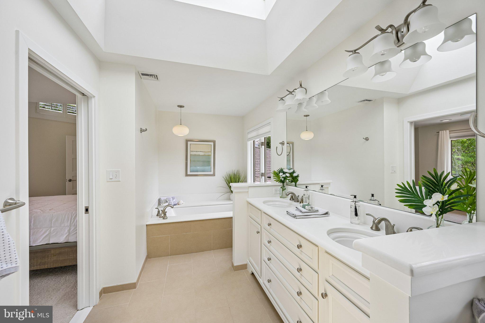 989 Delchester Road Newtown Square, PA 19073 - Photo 27 of 67 Primary Suite Bathroom