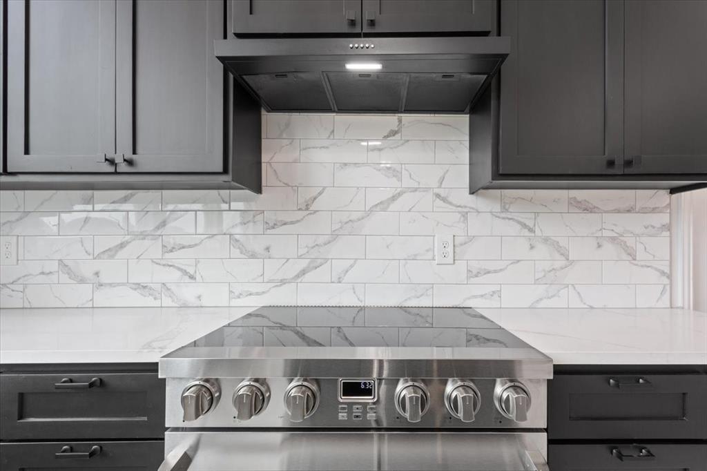 959 Gallant Fox Hewitt, TX 76643 - Photo 11 of 38 a close view of stove