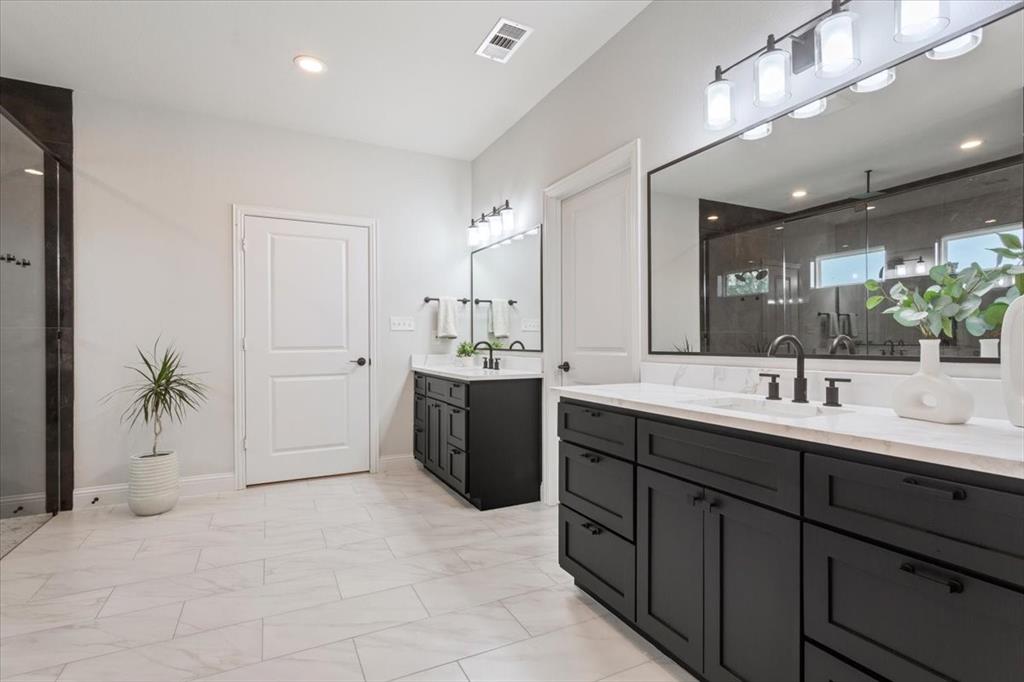 959 Gallant Fox Hewitt, TX 76643 - Photo 18 of 38 a spacious bathroom with a double vanity sink a mirror and a bathtub