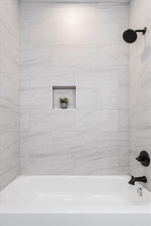 959 Gallant Fox Hewitt, TX 76643 - Photo 25 of 38 a bathroom with a bathtub