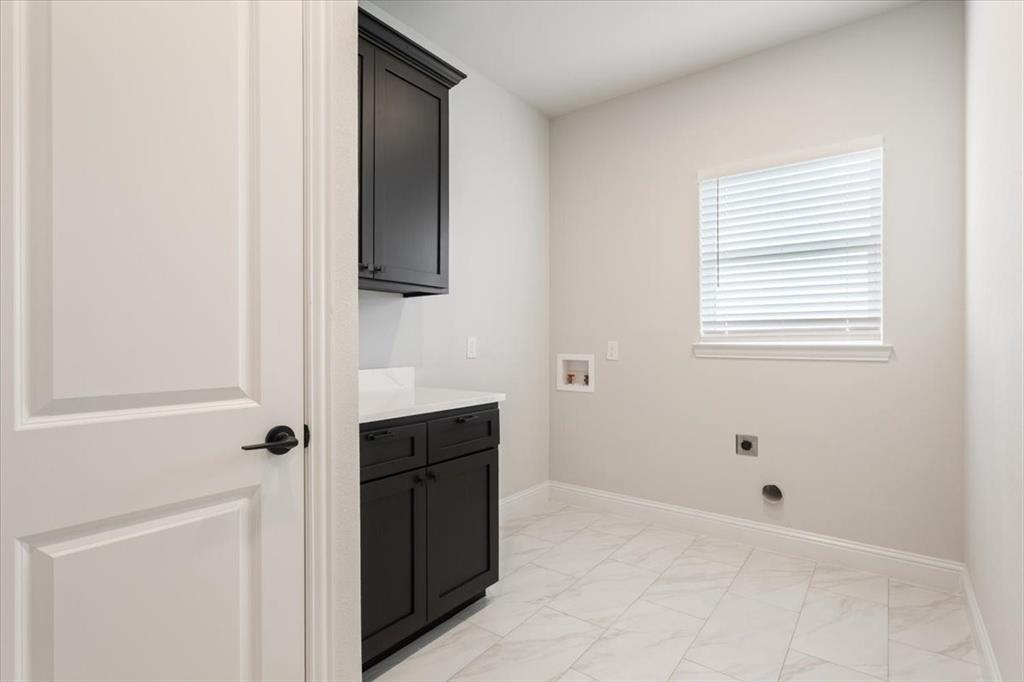 959 Gallant Fox Hewitt, TX 76643 - Photo 29 of 38 a bathroom with a bathtub and a sink