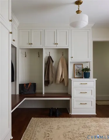 a walk in closet room