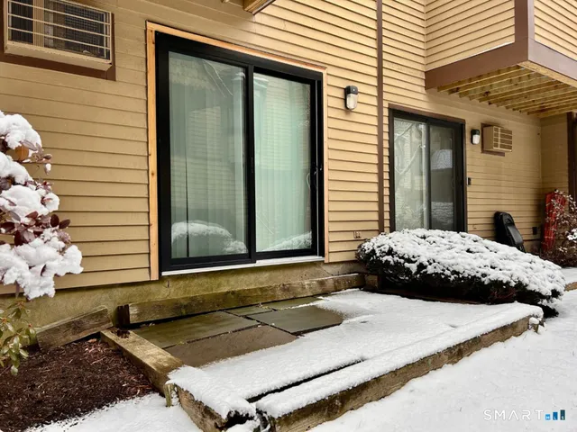 $3,300 | 8 Oakwood Avenue, Unit D6, Norwalk, CT 06850