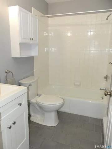 $3,300 | 8 Oakwood Avenue, Unit D6, Norwalk, CT 06850