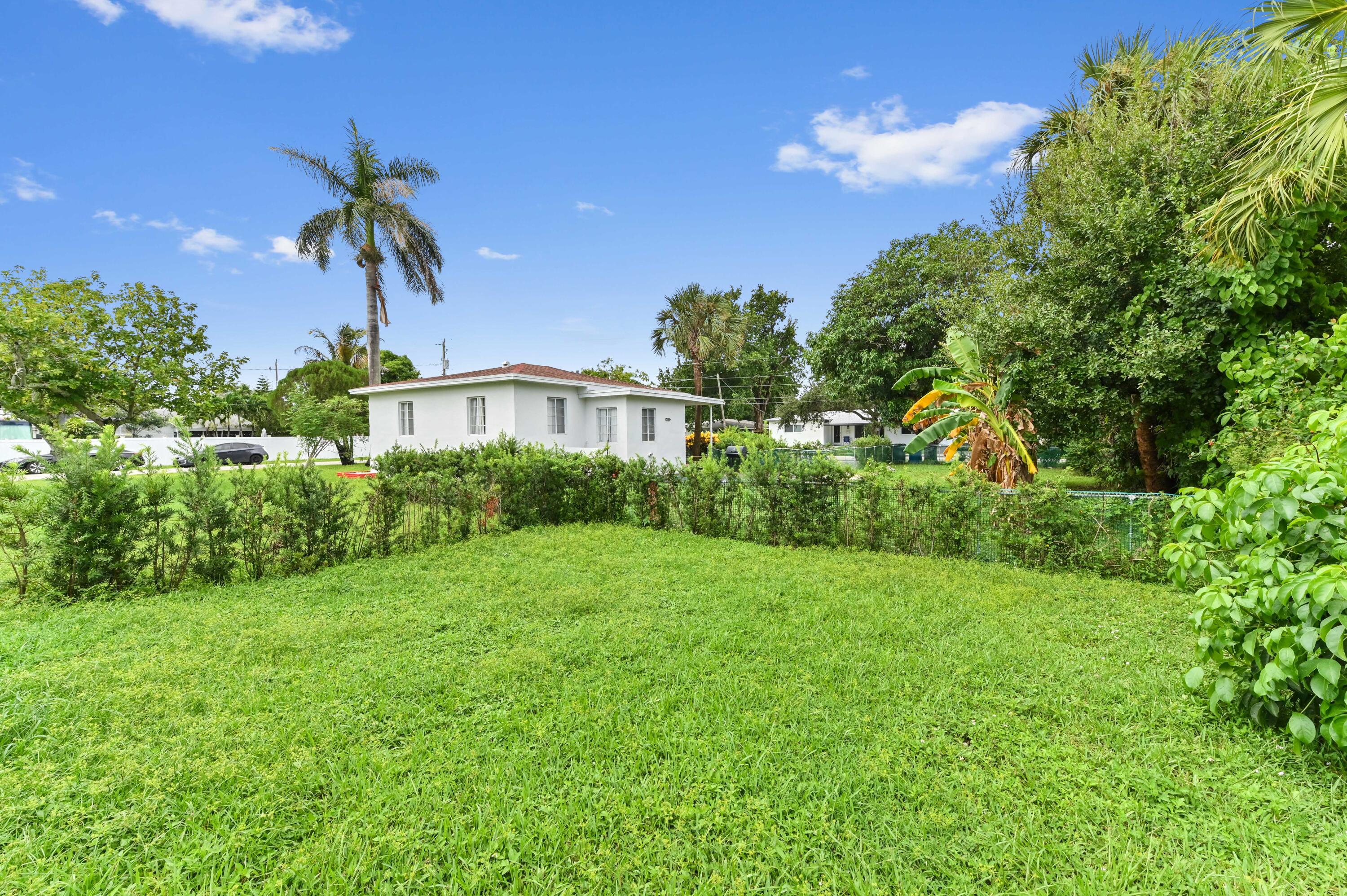 538 Southwest 7th Street Hallandale Beach, FL 33009 - Photo 14 of 35 a view of a garden