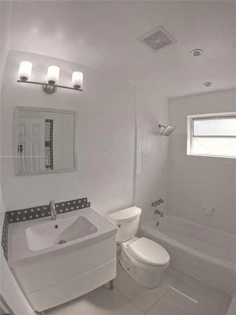 538 Southwest 7th Street Hallandale Beach, FL 33009 - Photo 28 of 35 a bathroom with a bathtub a toilet a sink and mirror