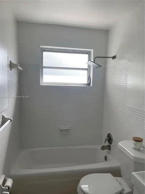 538 Southwest 7th Street Hallandale Beach, FL 33009 - Photo 34 of 35 a bathroom with a toilet and a bathtub
