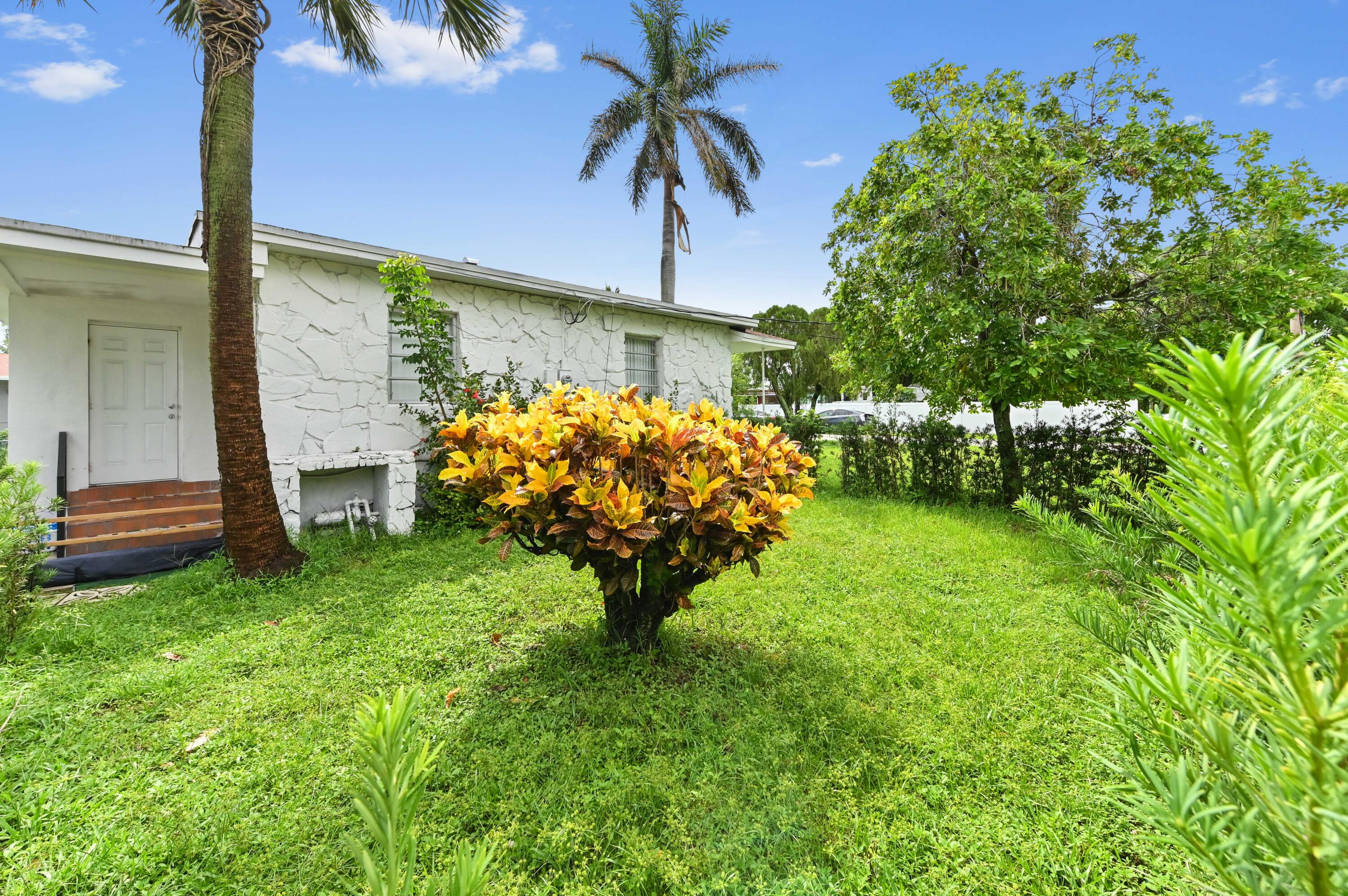 538 Southwest 7th Street Hallandale Beach, FL 33009 - Photo 8 of 35 a view of a backyard