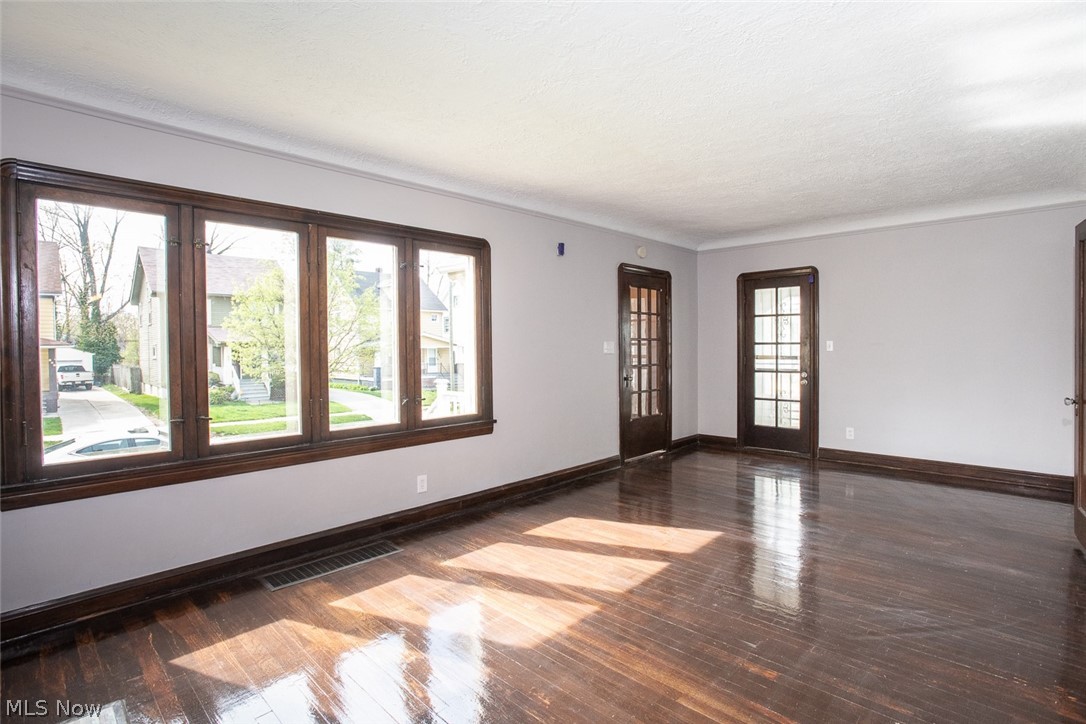 887 Selwyn Road Cleveland Heights, OH 44112 - Photo 4 of 34