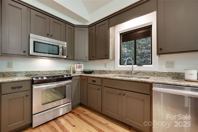 $750,000 | 224 Corsica Lane, Saluda, NC 28773