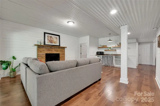 $750,000 | 224 Corsica Lane, Saluda, NC 28773