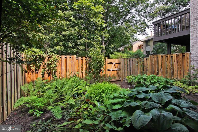 2044 Swans Neck Way Reston, VA 20191 - Photo 18 of 30 Rarely Found Fully Fenced Yard w/Gate