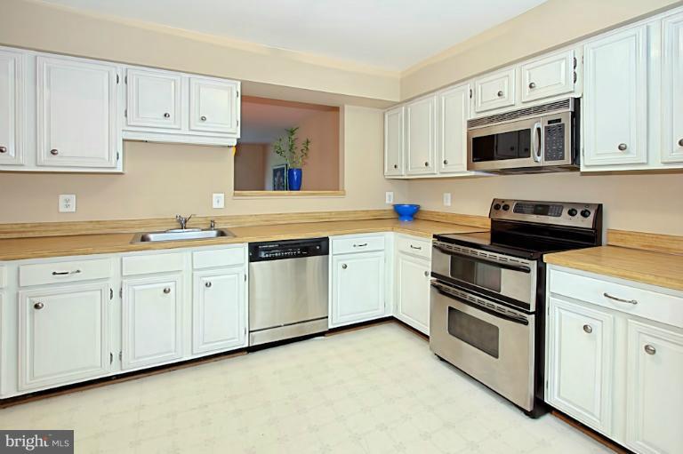 2044 Swans Neck Way Reston, VA 20191 - Photo 27 of 30 Spacious Kitchen
