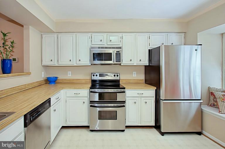 2044 Swans Neck Way Reston, VA 20191 - Photo 4 of 30 Stainless Steel Appliances and Pass-Through to DR