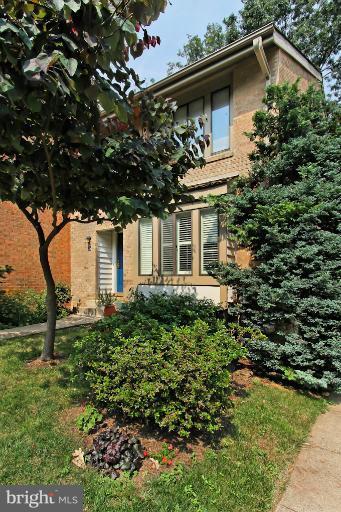 2044 Swans Neck Way Reston, VA 20191 - Photo 10 of 30 Very Well-Maintained Yard