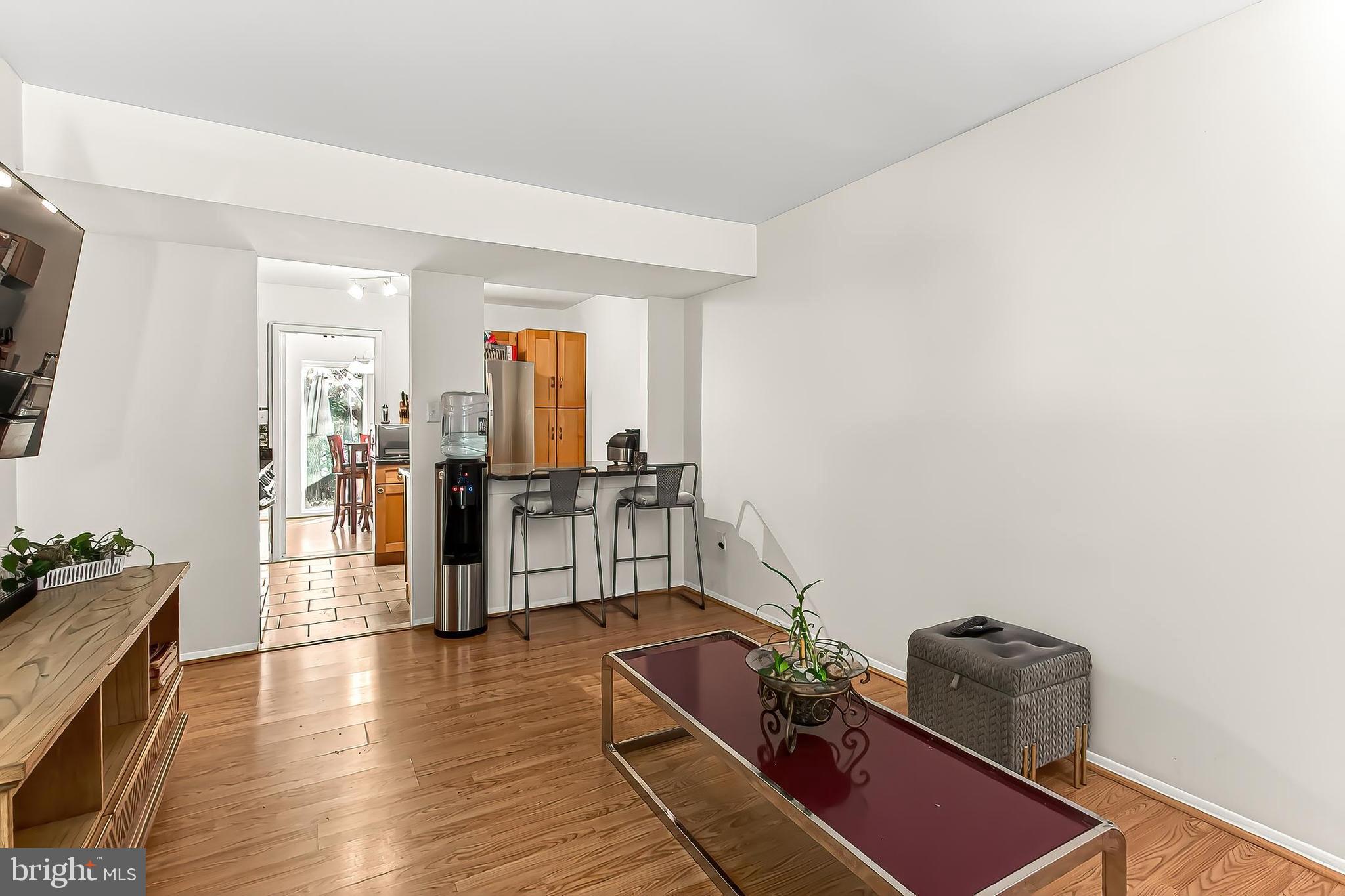 1809 Ivy Oak Square, Unit 61 Reston, VA 20190 - Photo 20 of 38 a living room with furniture