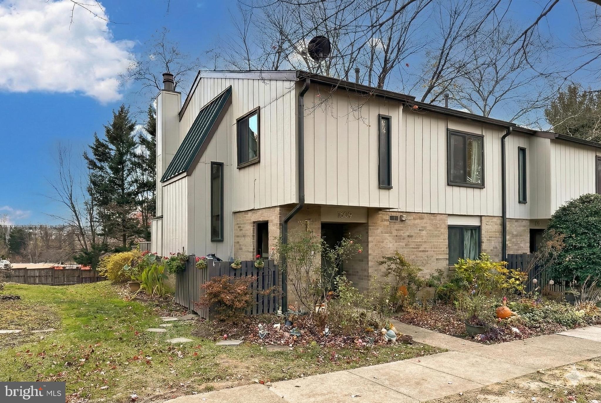 1809 Ivy Oak Square, Unit 61 Reston, VA 20190 - Photo 3 of 38 a front view of a house with garden