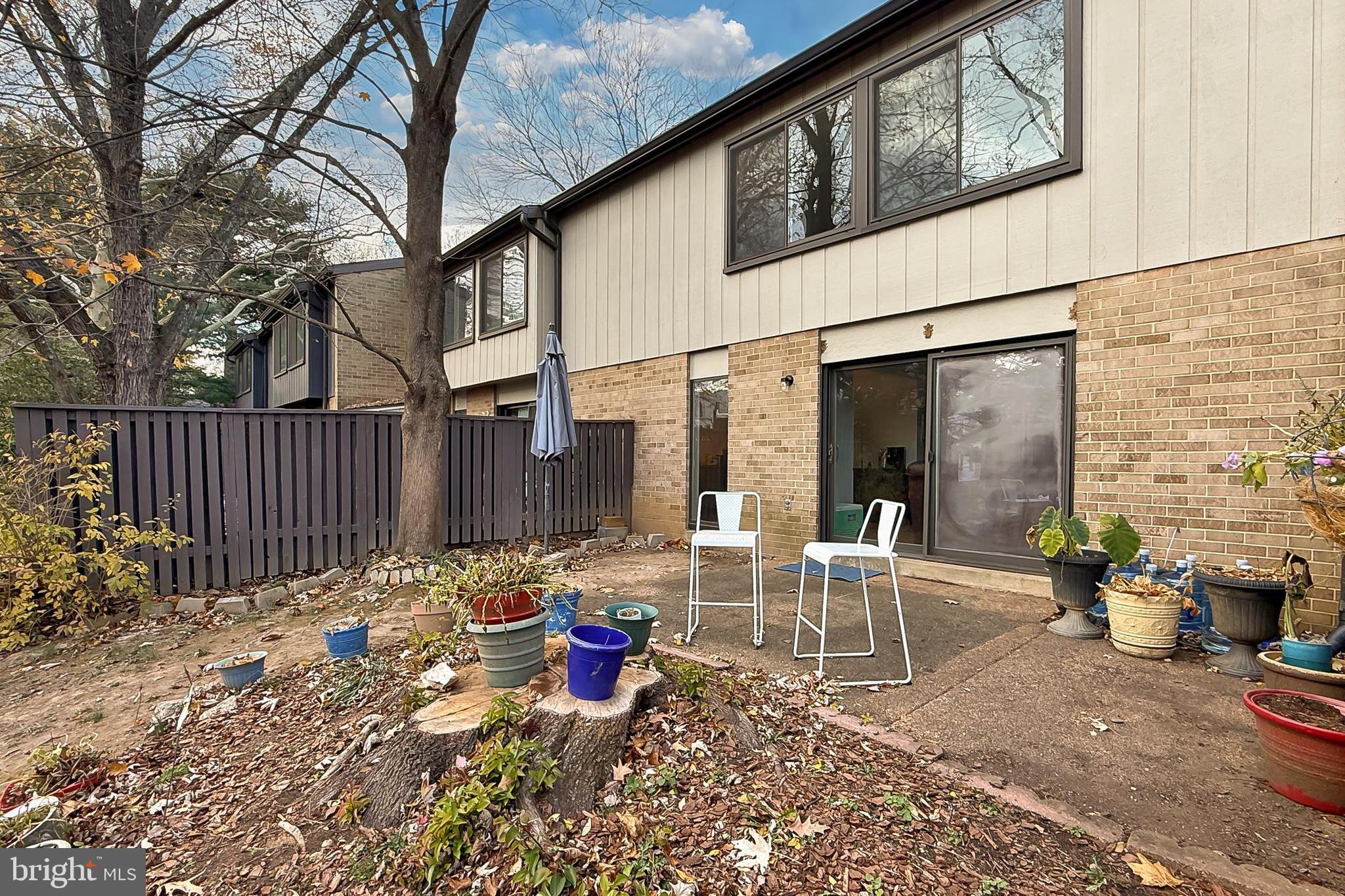 1809 Ivy Oak Square, Unit 61 Reston, VA 20190 - Photo 37 of 38 a view of a patio with table and chairs and wooden fence
