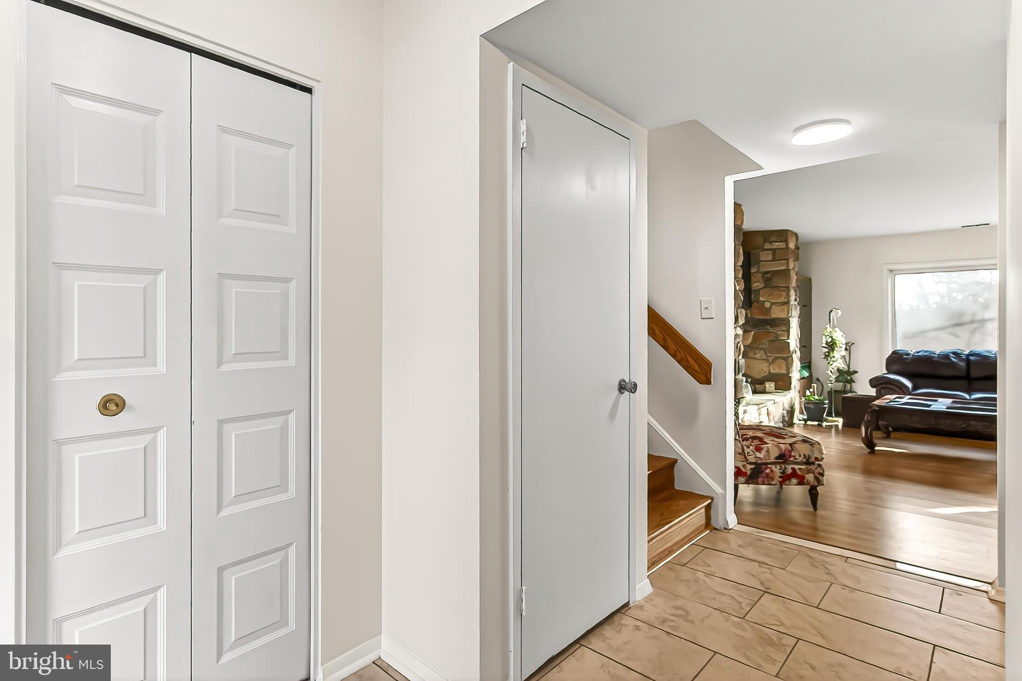 1809 Ivy Oak Square, Unit 61 Reston, VA 20190 - Photo 5 of 38 a view of a livingroom with furniture and entryway