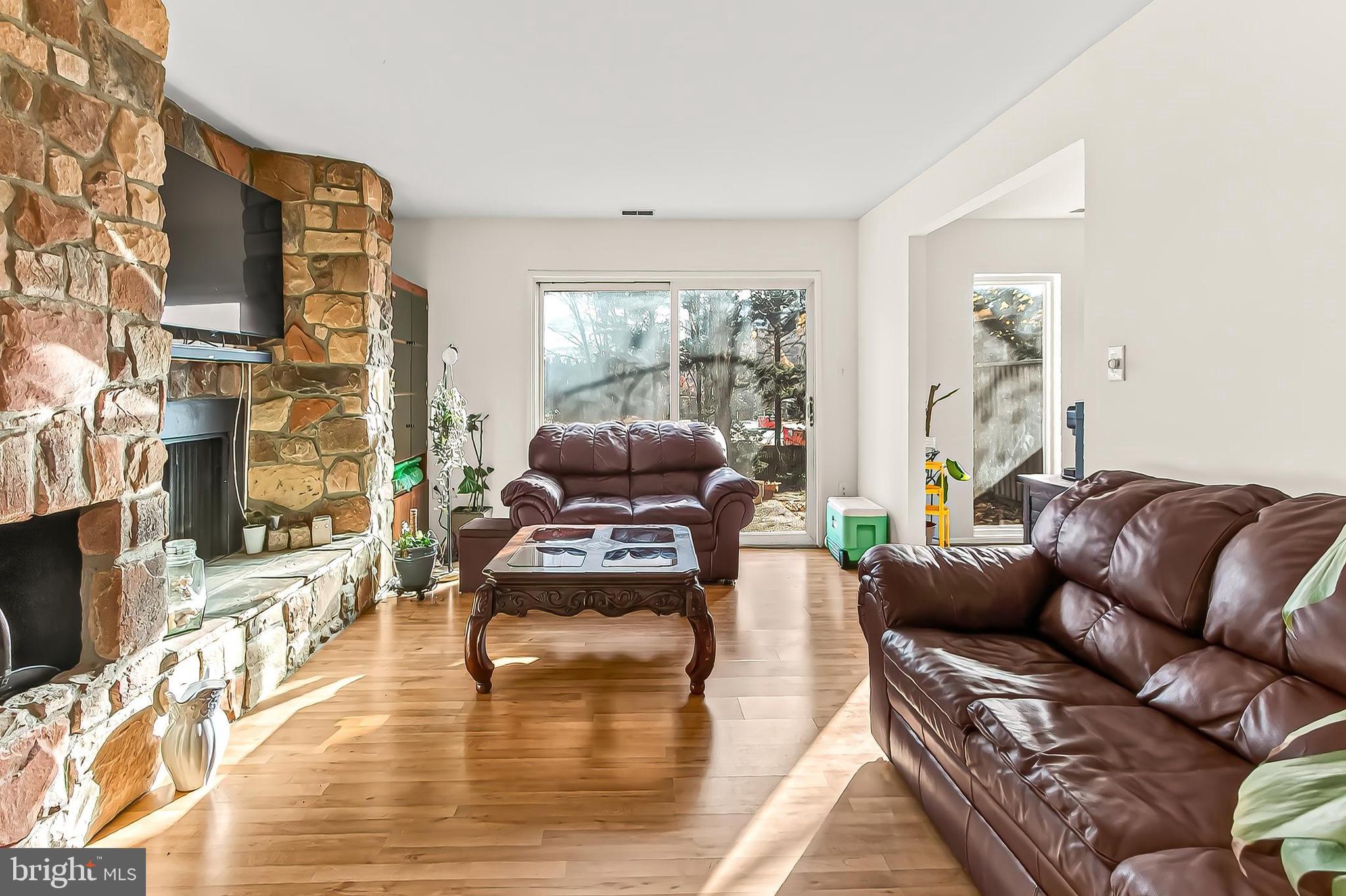 1809 Ivy Oak Square, Unit 61 Reston, VA 20190 - Photo 7 of 38 a living room with furniture and a flat screen tv