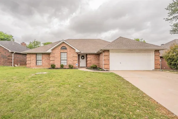 $304,900 | 117 Downwood Drive, Burleson, TX 76028