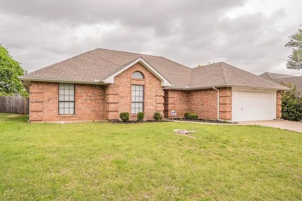 $304,900 | 117 Downwood Drive, Burleson, TX 76028