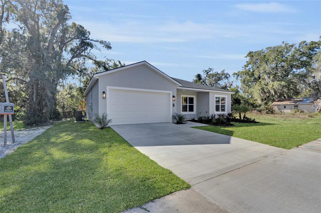 902 Southwest 2nd Street Ocala, FL 34471 - Photo 38 of 42 a front view of house with yard and green space