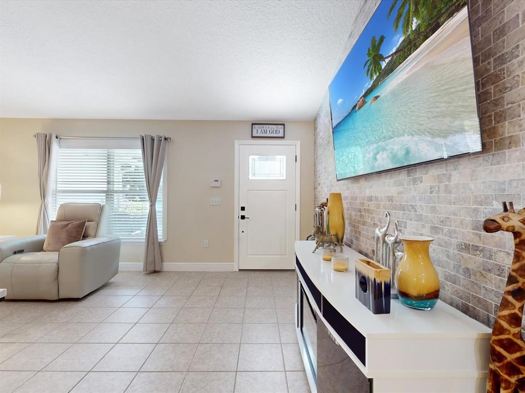 4775 Jay Drive St. Cloud, FL 34772 - Photo 5 of 49 a living room with furniture and a potted plant