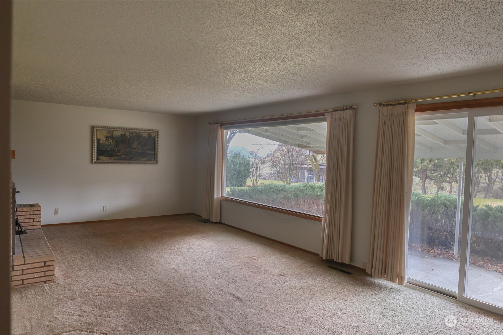 116 Silver Drive Electric City, WA 99123 - Photo 3 of 27 an empty room with windows