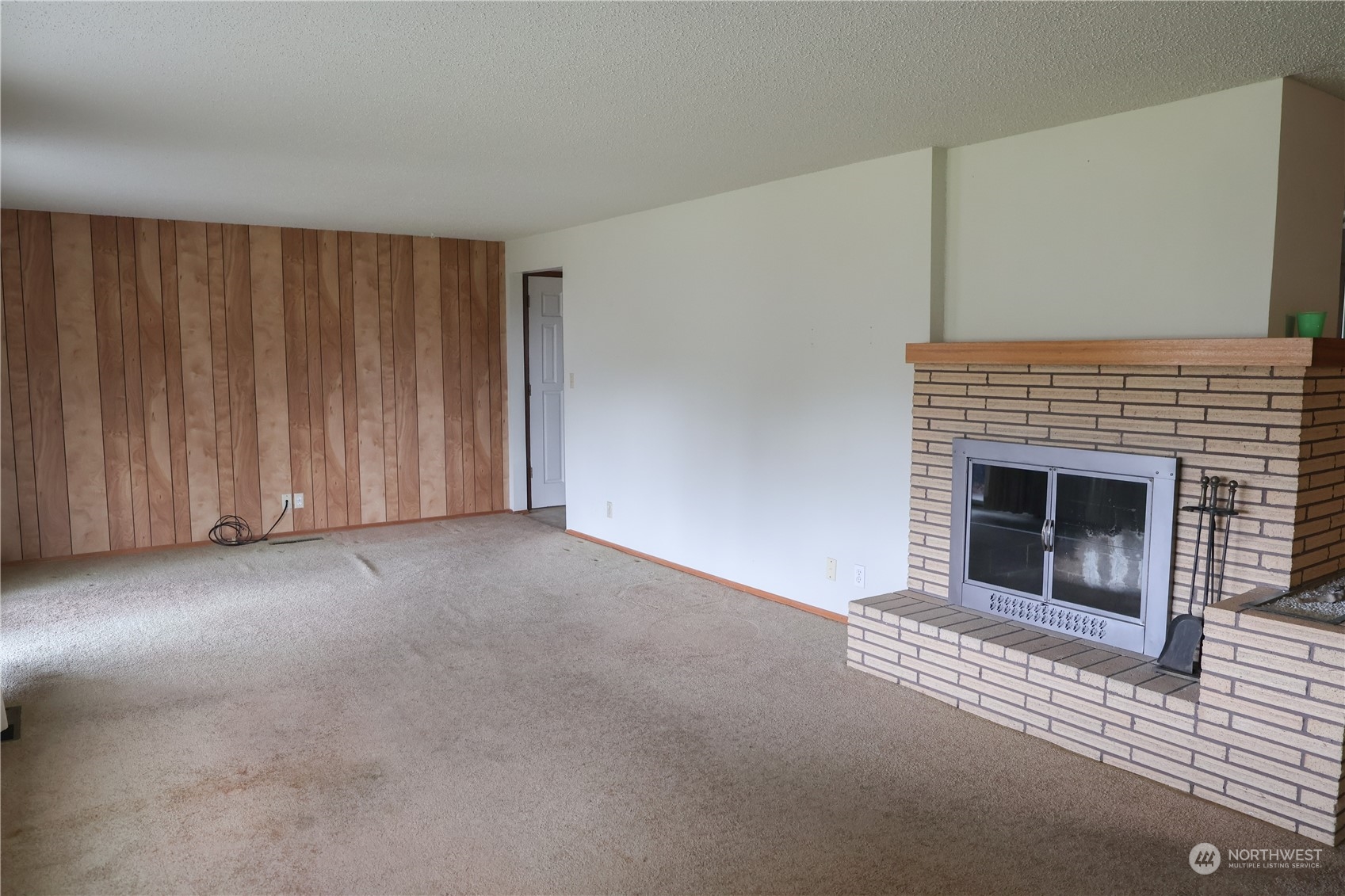 116 Silver Drive Electric City, WA 99123 - Photo 5 of 27 a view of empty room with a fireplace