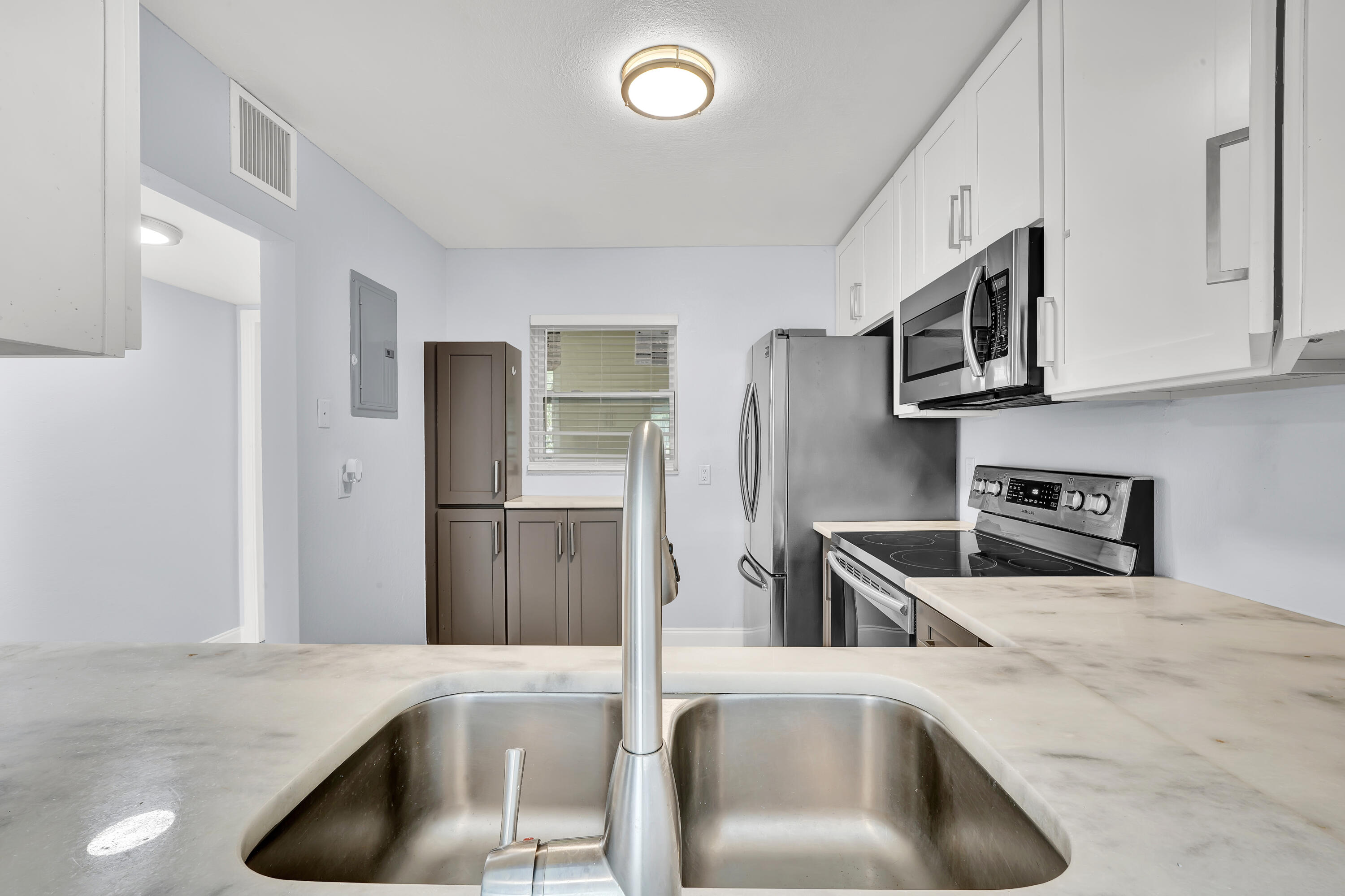 3905 North Nob Hill Road, Unit 105 Sunrise, FL 33351 - Photo 7 of 16 Kitchen (1)