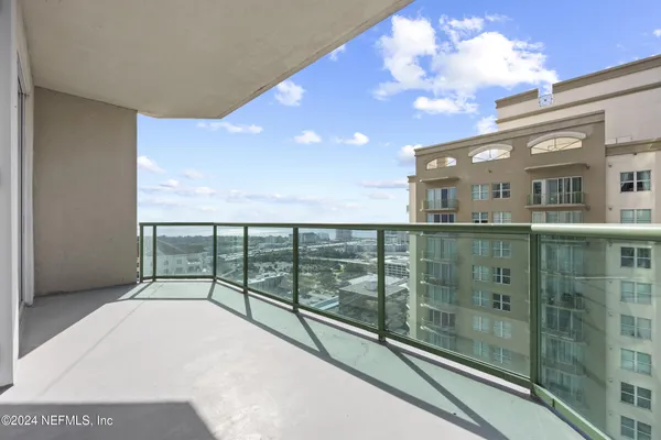 a view of an entryway with a livingroom