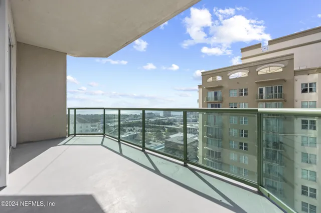 a view of an entryway with a livingroom