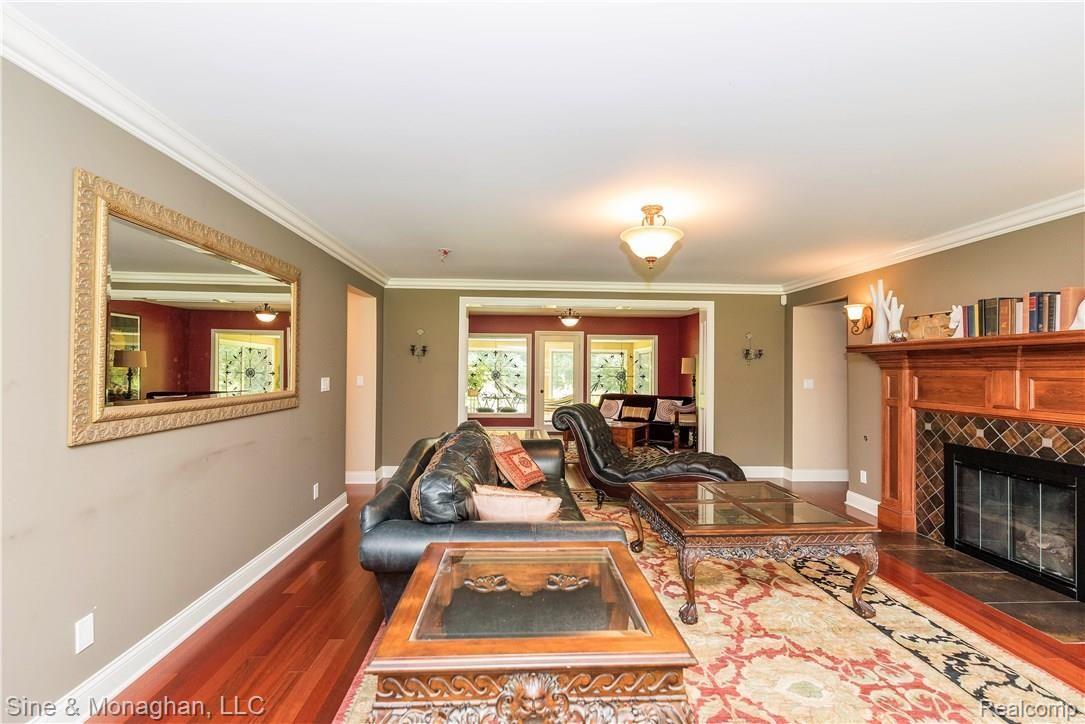 5350 Longmeadow Road Bloomfield Hills, MI 48304 - Photo 10 of 45 Living room with crown detail